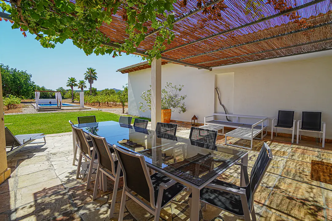 Überdachte Terrasse mit großem Esstisch